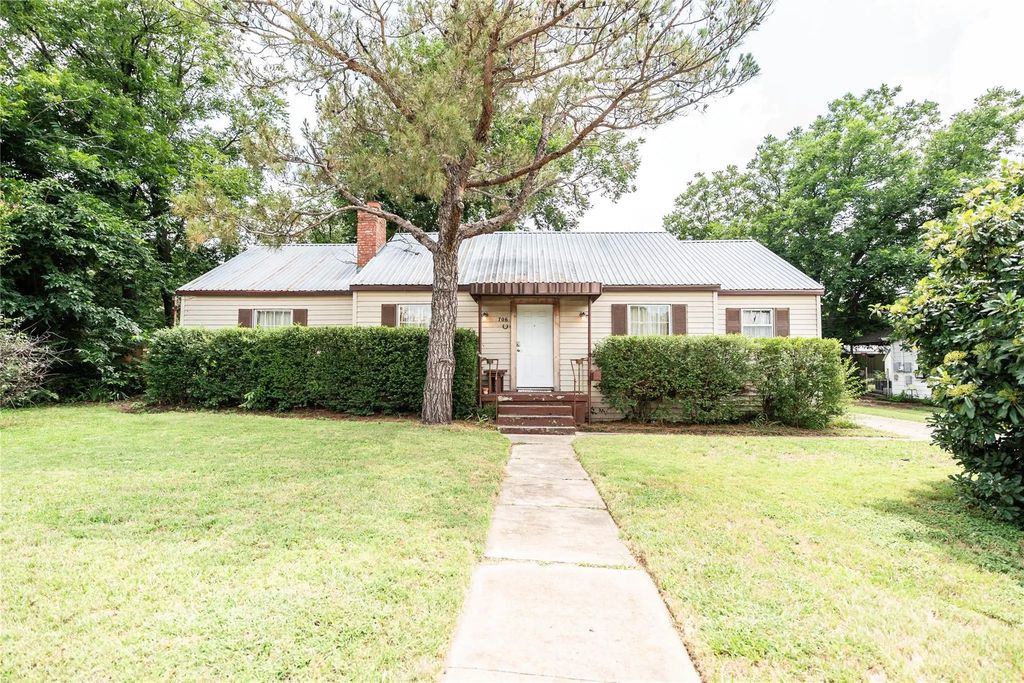 706 E Highway 82, Nocona