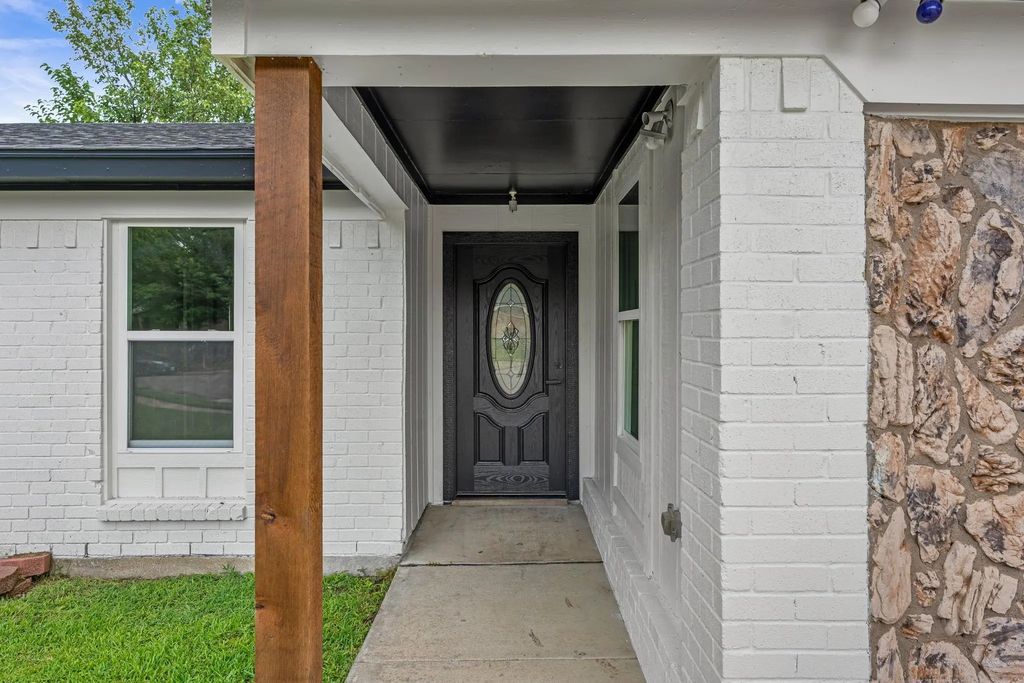 1004 E Georgian Road, Saginaw