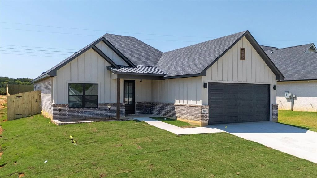 207 Sides Boulevard, Bullard