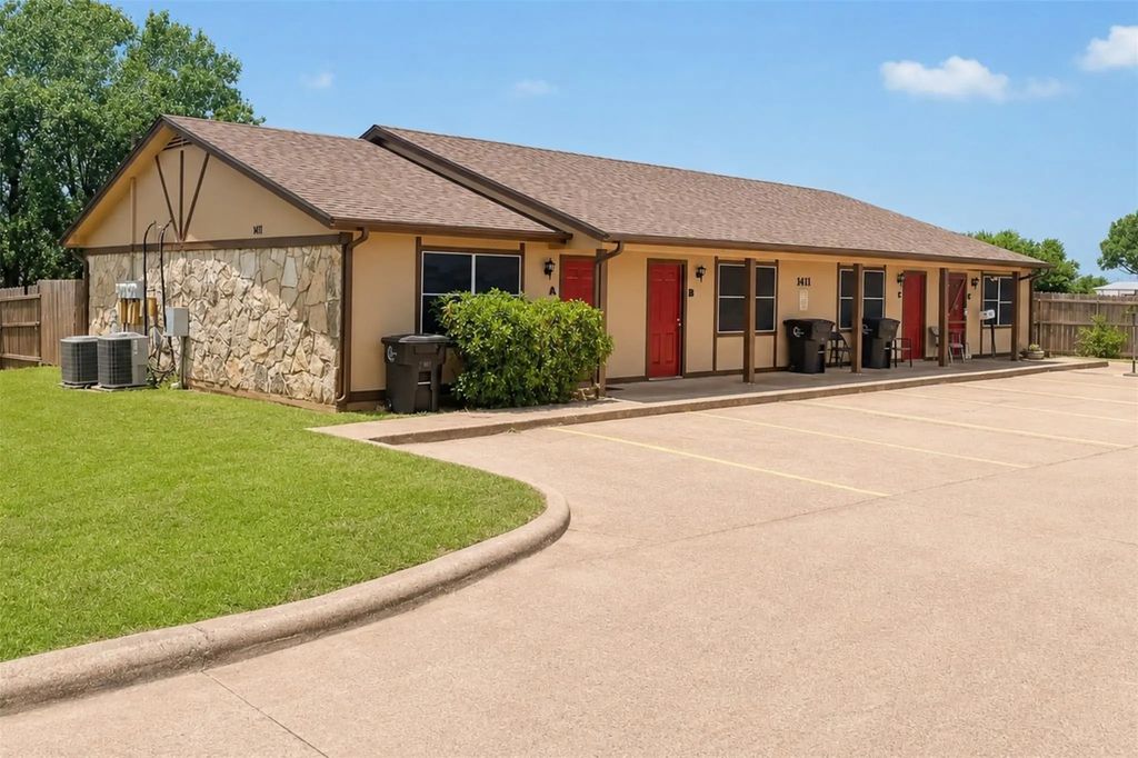 1411 Courtney Place, Cleburne