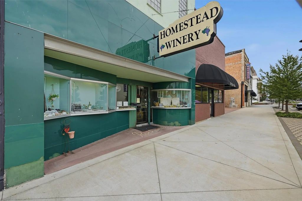 220 W Main Street, Denison