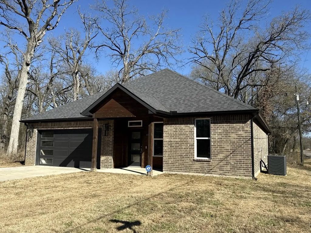 102 Oakwood Drive, Trinidad