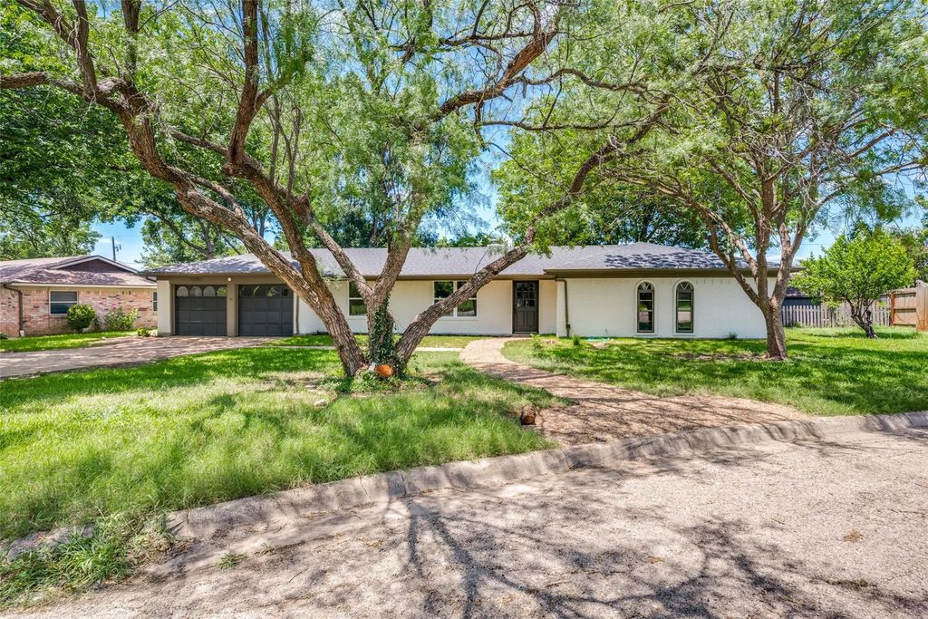 1113 Heather Court, Benbrook