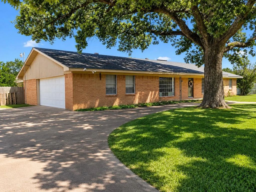 1081 Wright Street, Terrell