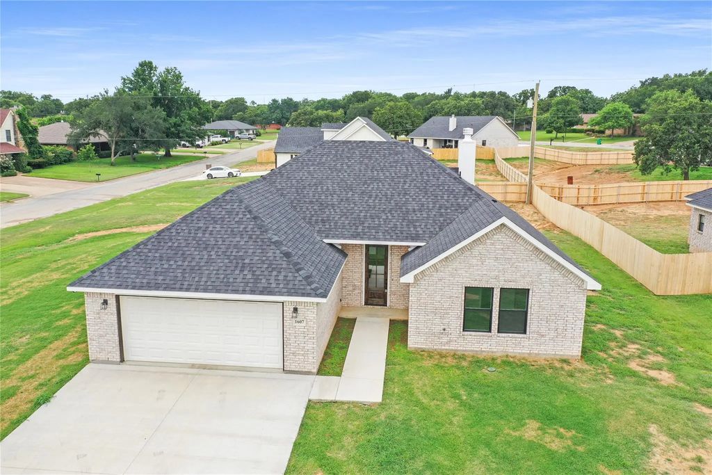 1607 W College, Jacksboro