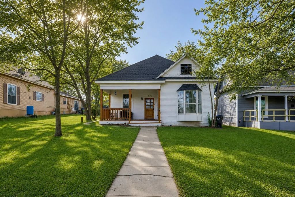 1322 Sears Street W, Denison