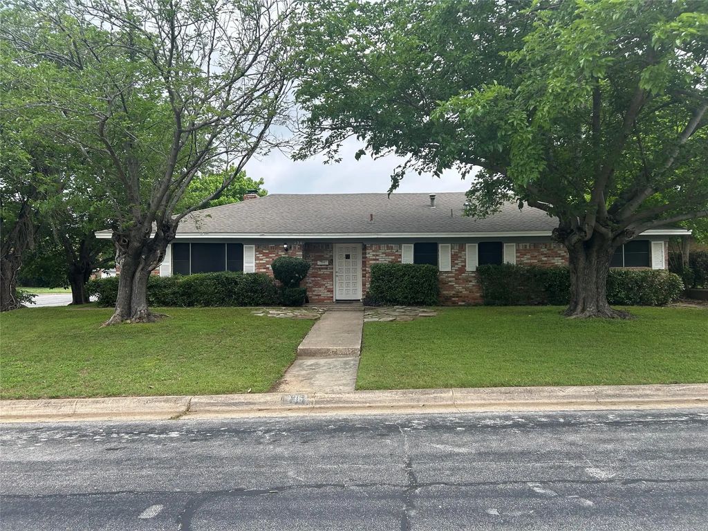 236 Hallbrook Drive, Fort Worth
