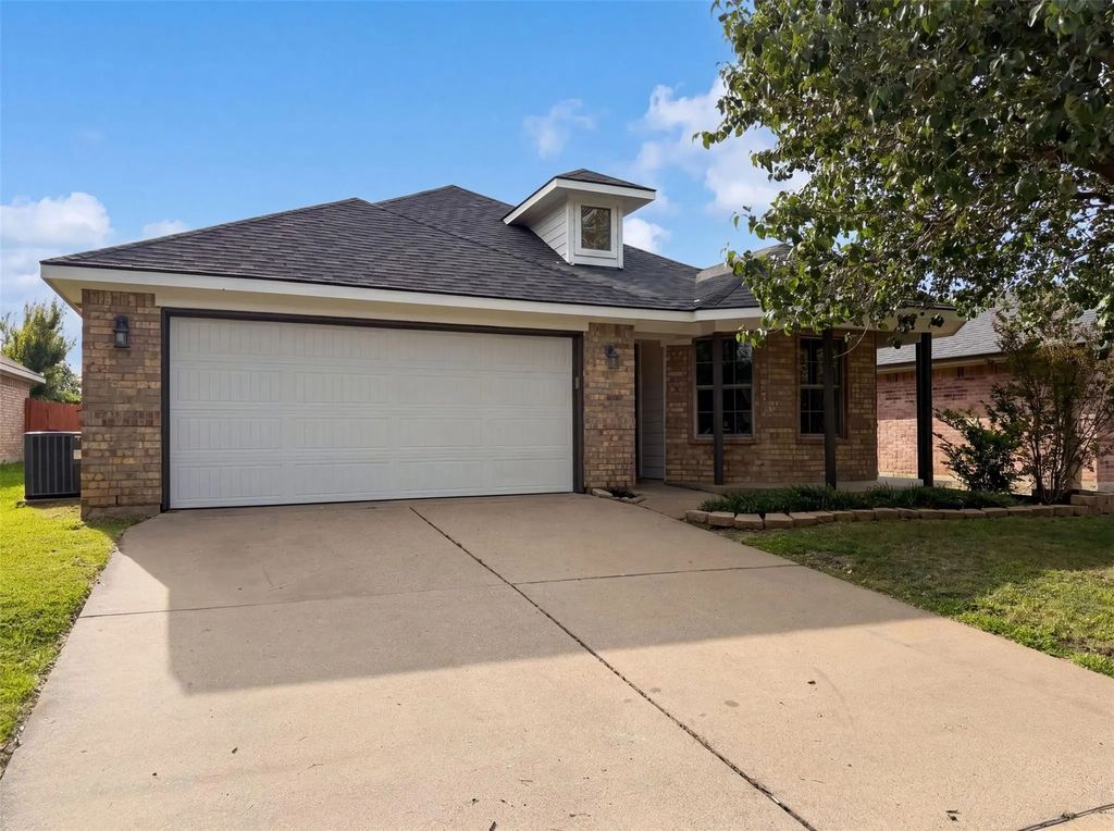 1618 Hillside Drive, Waxahachie