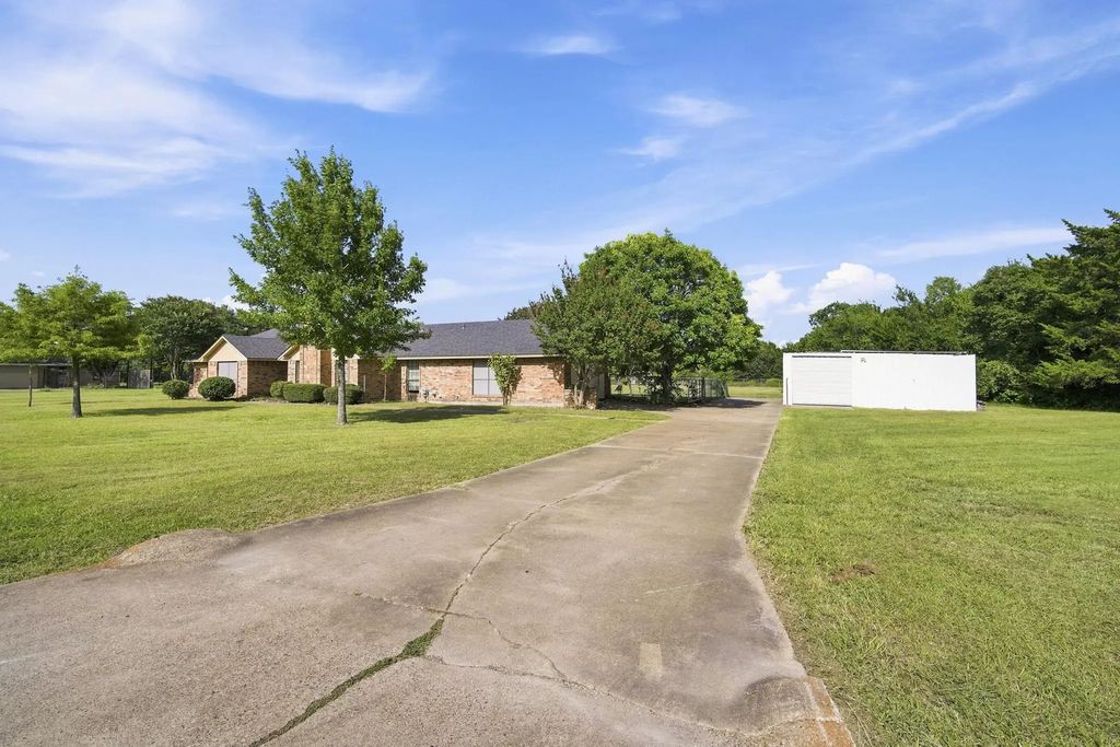 112 Deborde Circle, Red Oak