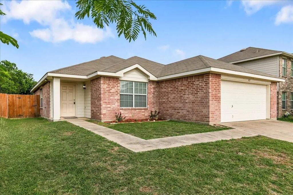 621 Woodpecker Lane, Fort Worth