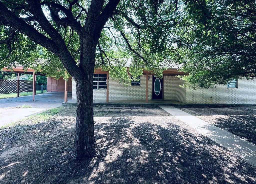 303 N Victor Street, Comanche