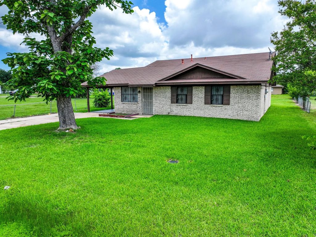 600 E Broad Street, Forney