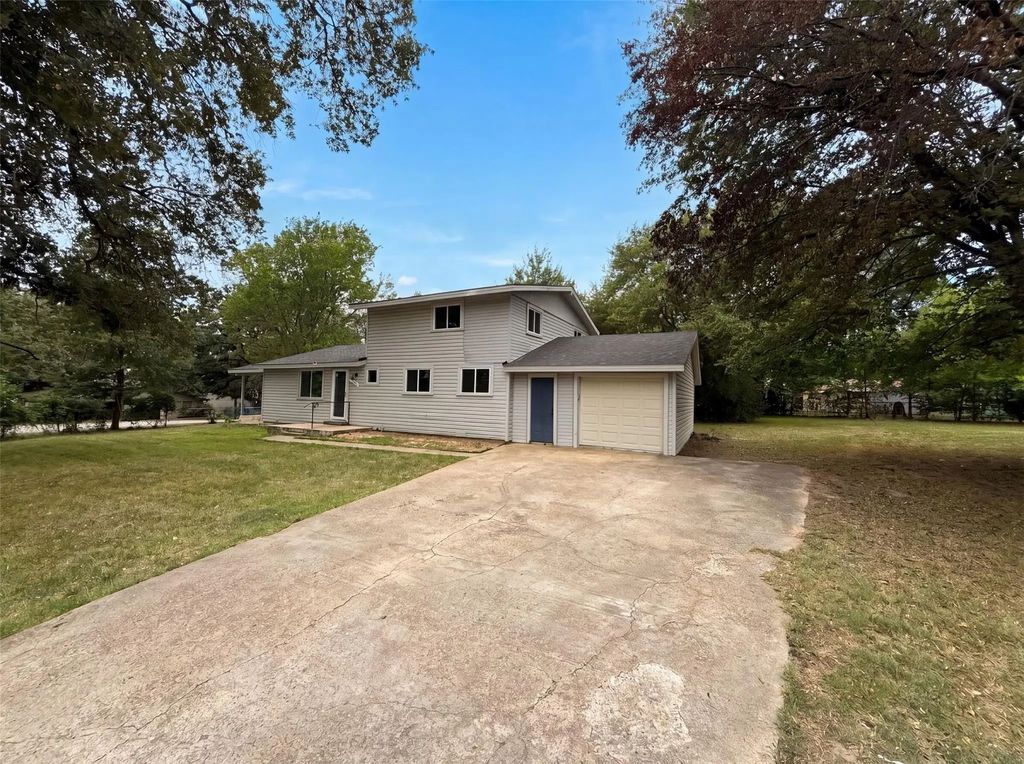 123 E Merry Way, Gun Barrel City