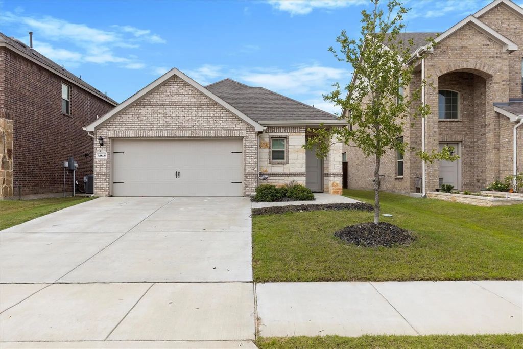 3916 Oak Creek Circle, Denison