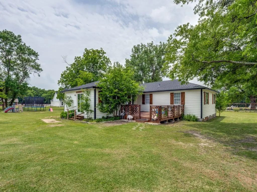 411 W Houston Street, Leonard