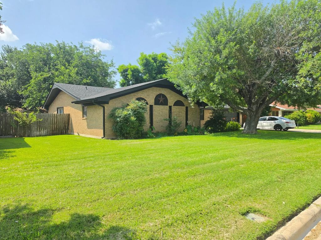 2404 Monticello Street, Brownwood