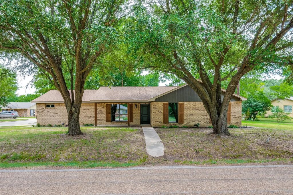 221 N 1st Street, Mabank
