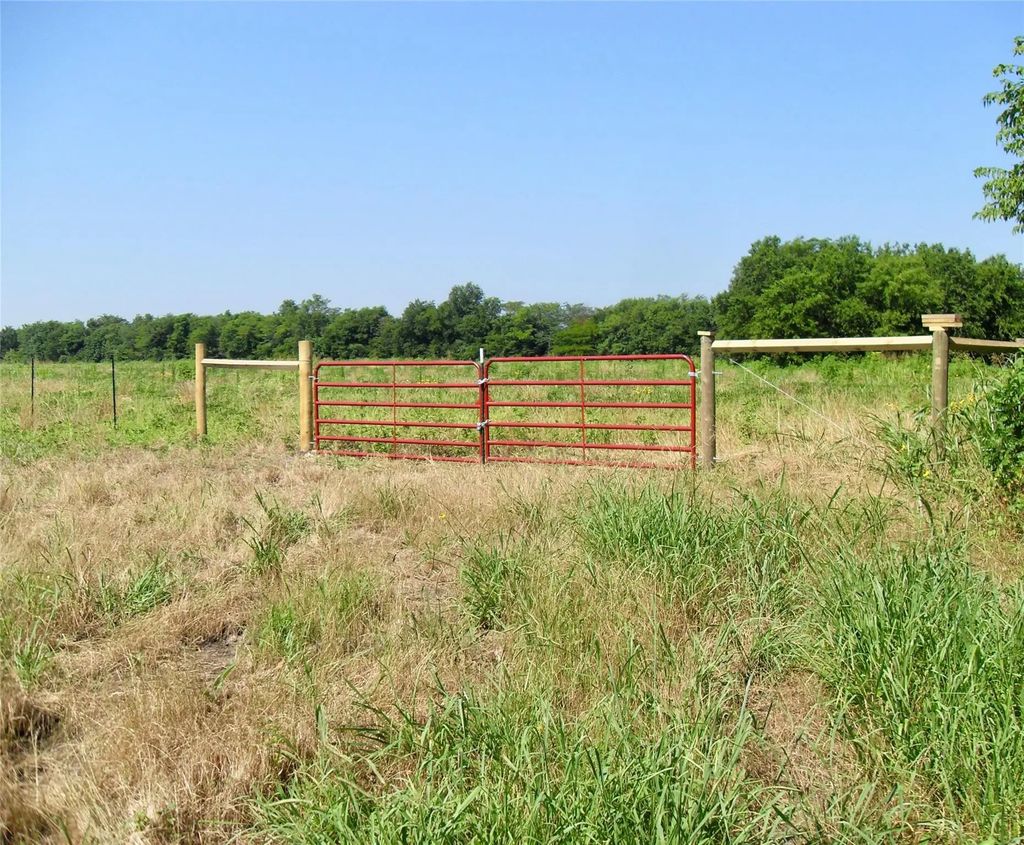 Fm 1532, Commerce