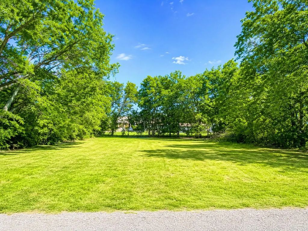 810 E 3rd Street, Bonham