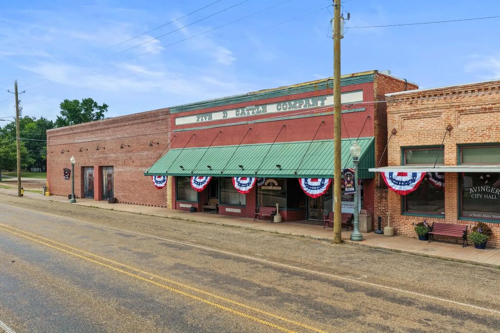 8 N Main Street, Avinger