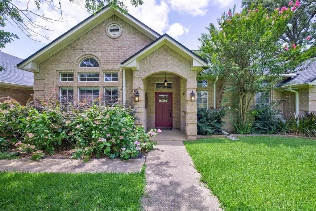 18400 Woodhollow Drive, Flint