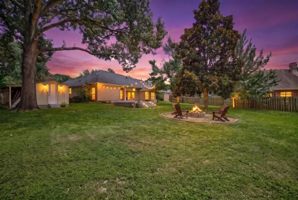 18400 Woodhollow Drive, Flint