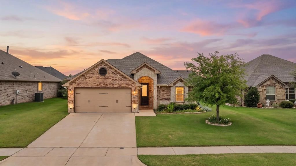 2038 Clive Drive, Granbury