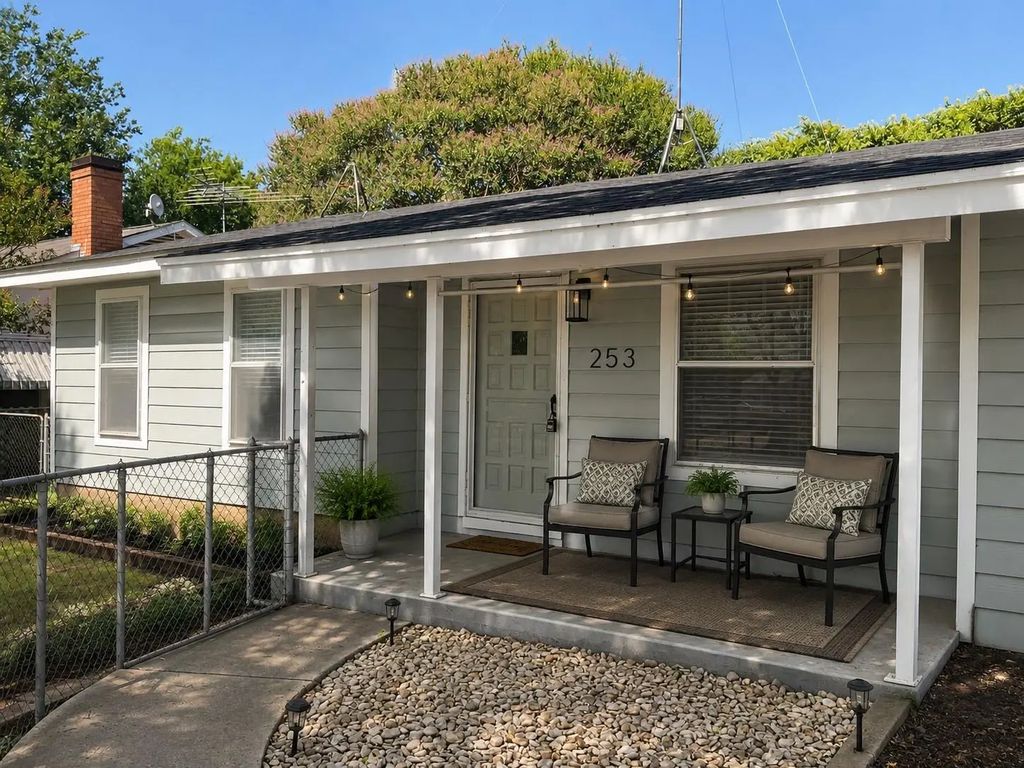 253 County Road 1743, Clifton