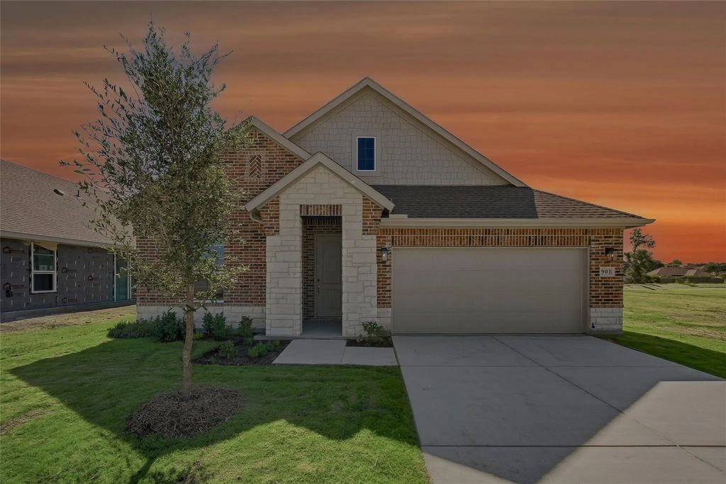 901 Silverleaf Drive, Ennis