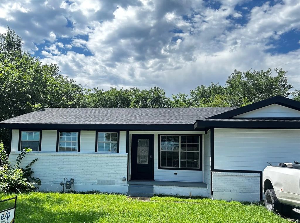 110 E Cunningham Street, Bonham