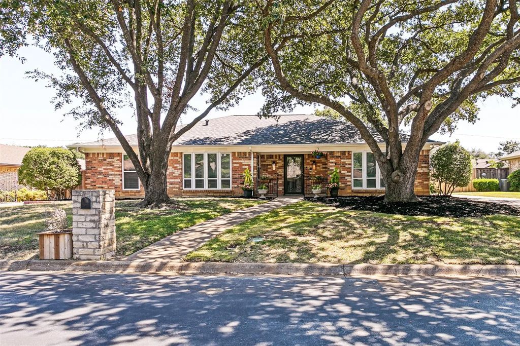 333 W Louella Drive, Hurst