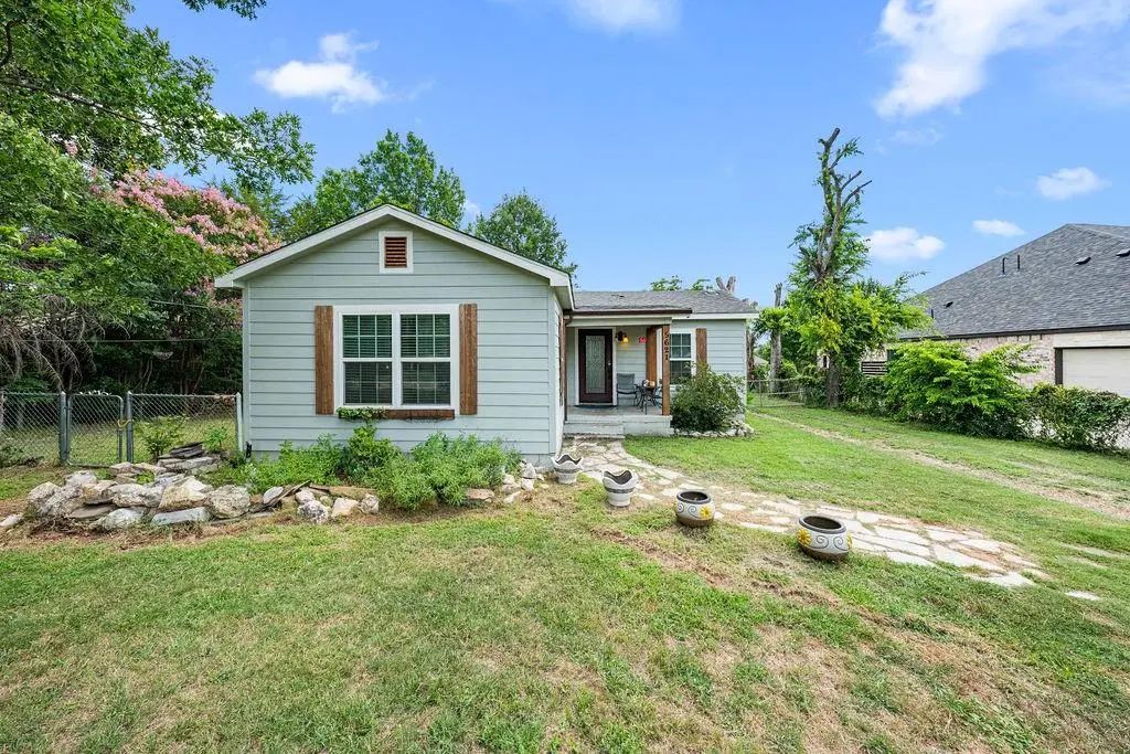 5621 Meandering Road, River Oaks
