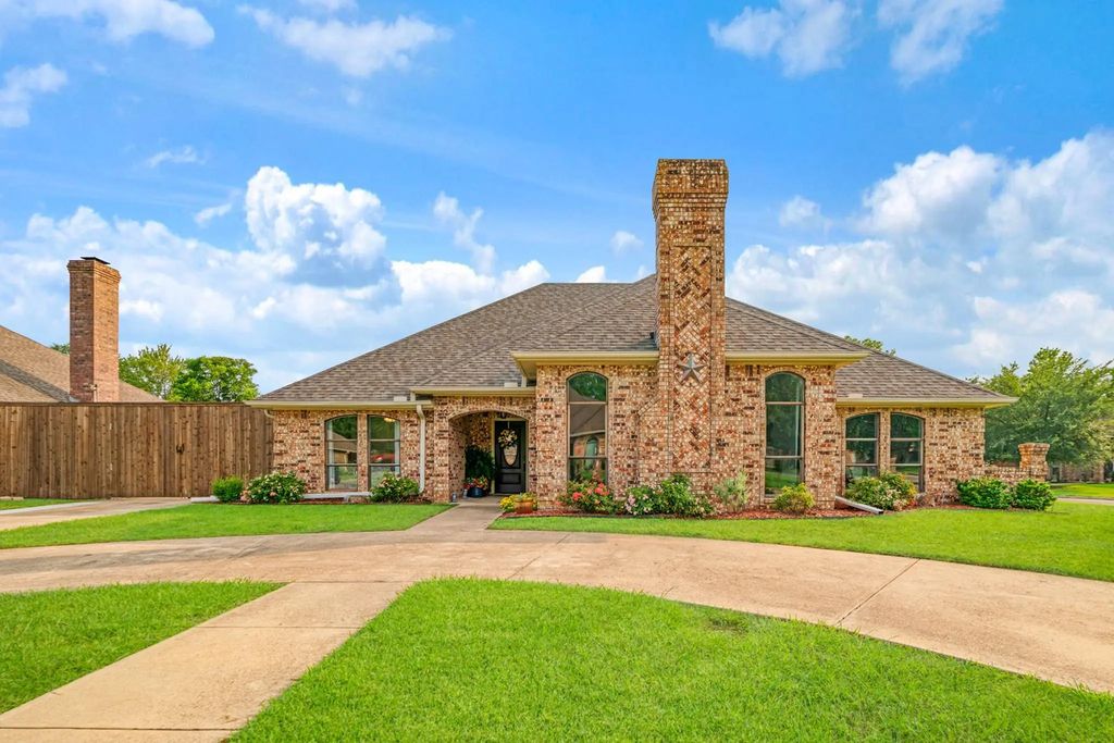 1945 N Collegiate Drive, Paris