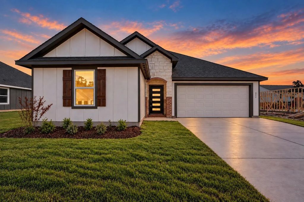 452 Peace Lily Way, Tolar