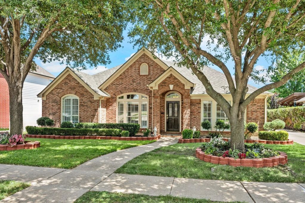 926 Creekbend Drive, Keller