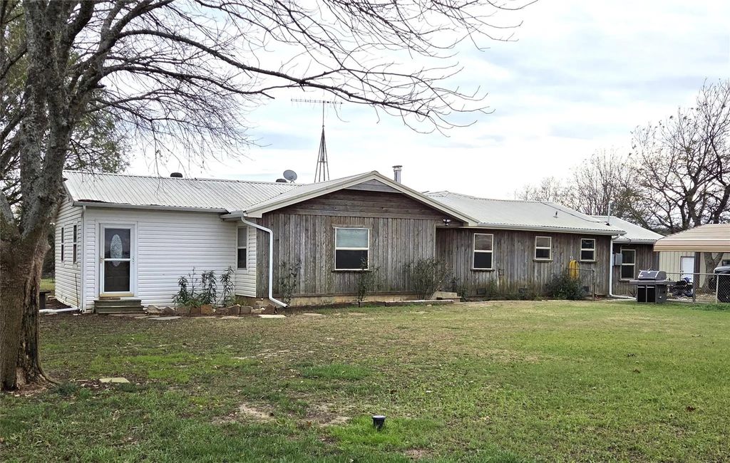 484 County Road 1206, Savoy