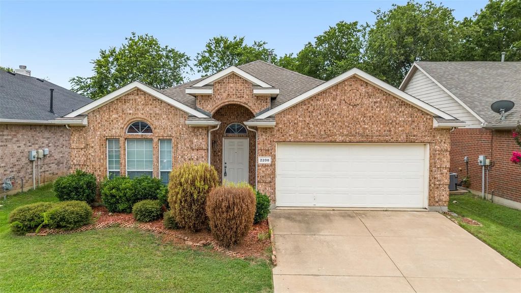 2208 Priscella Drive, Fort Worth