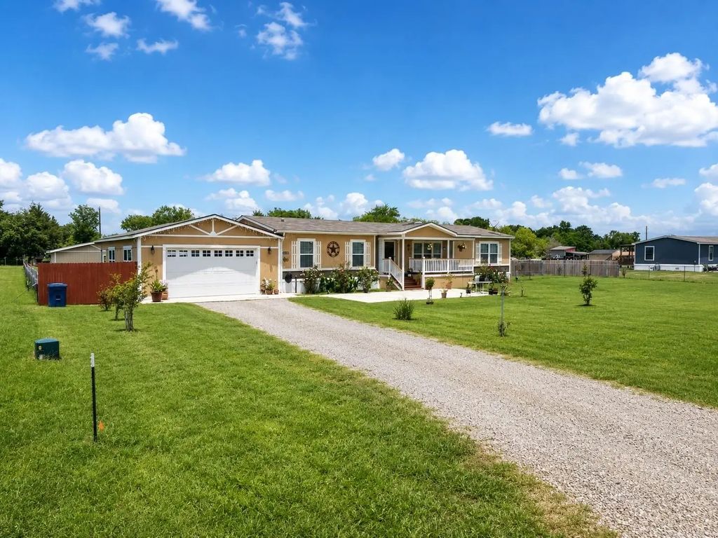 2823 Grays Prairie Lane, Scurry
