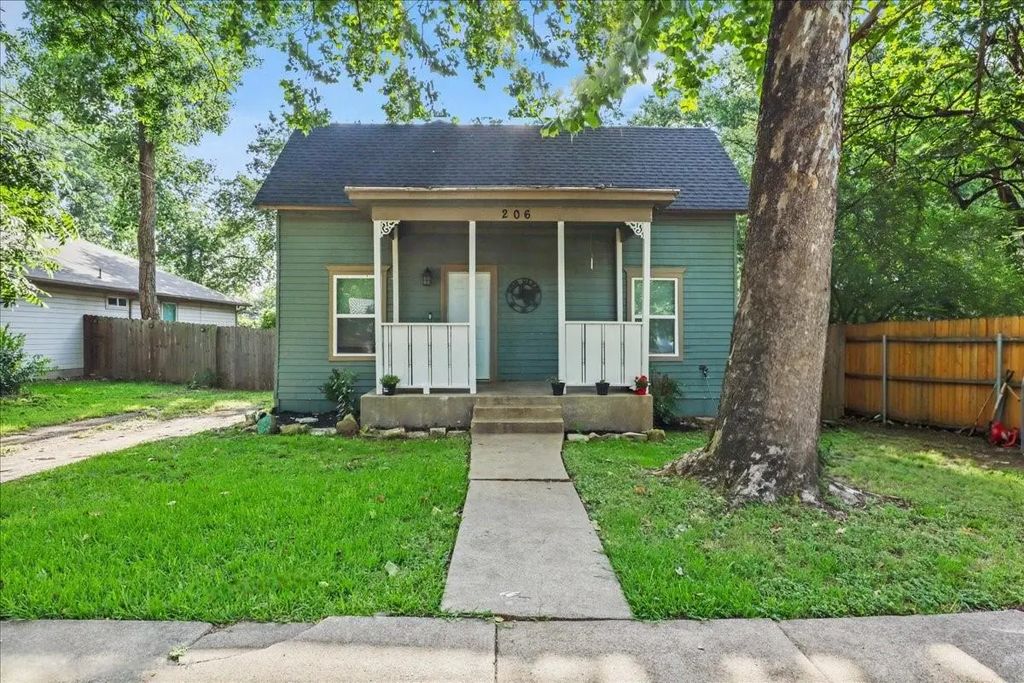206 N Wood Street, Cleburne