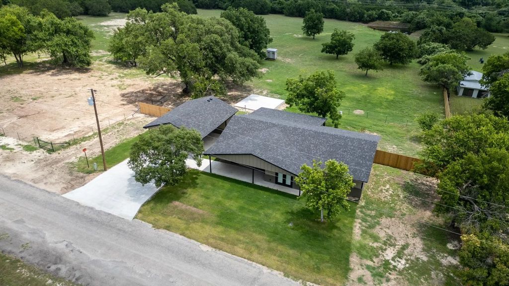 234 County Road 3400, Lampasas