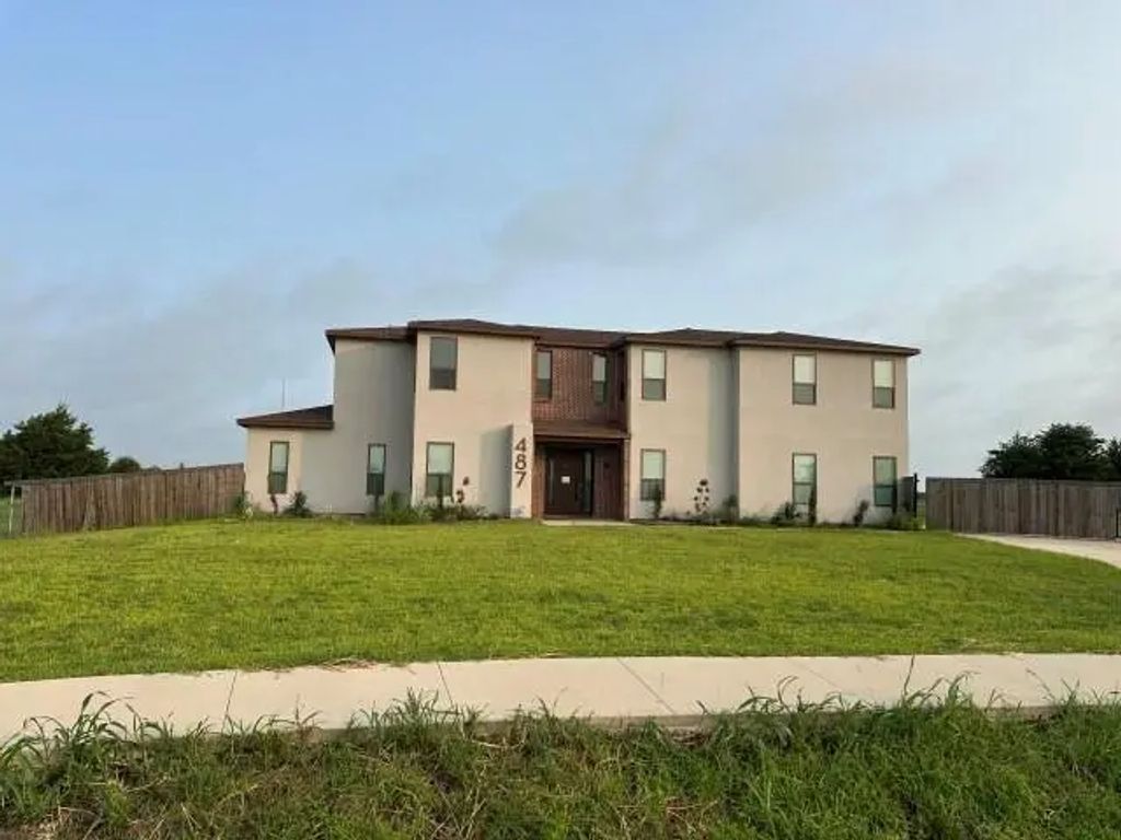 487 Whispering Way, Red Oak