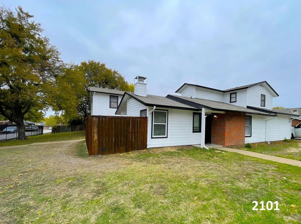 2101 Knoll Crest Drive 2101, 2103, 2105, 2107, Arlington
