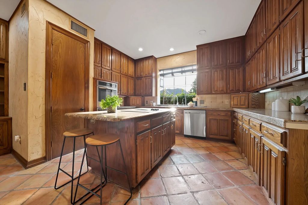 2714 Ridge Top Lane, Arlington