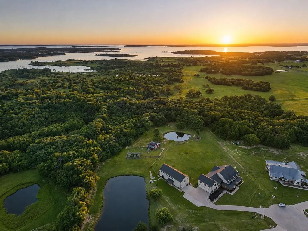 985 Vest Lane, Pilot Point