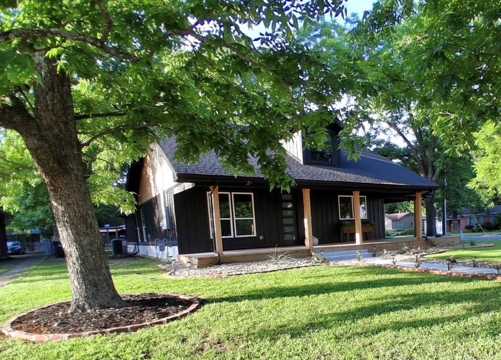 2157 Clarksville Street, Paris