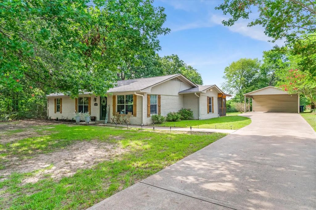 720 E High Street, Grand Saline