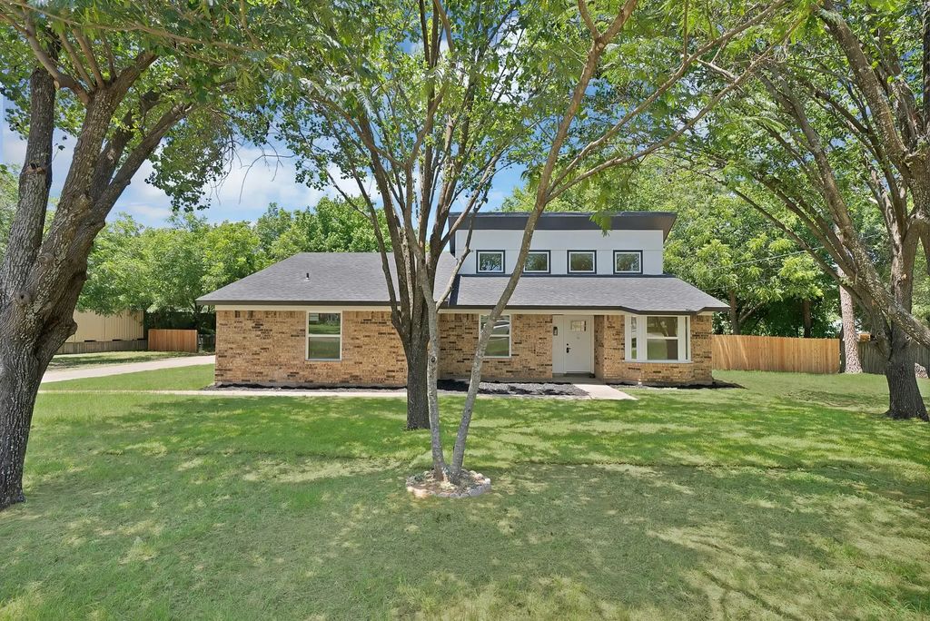 105 Oak Lane, Burleson