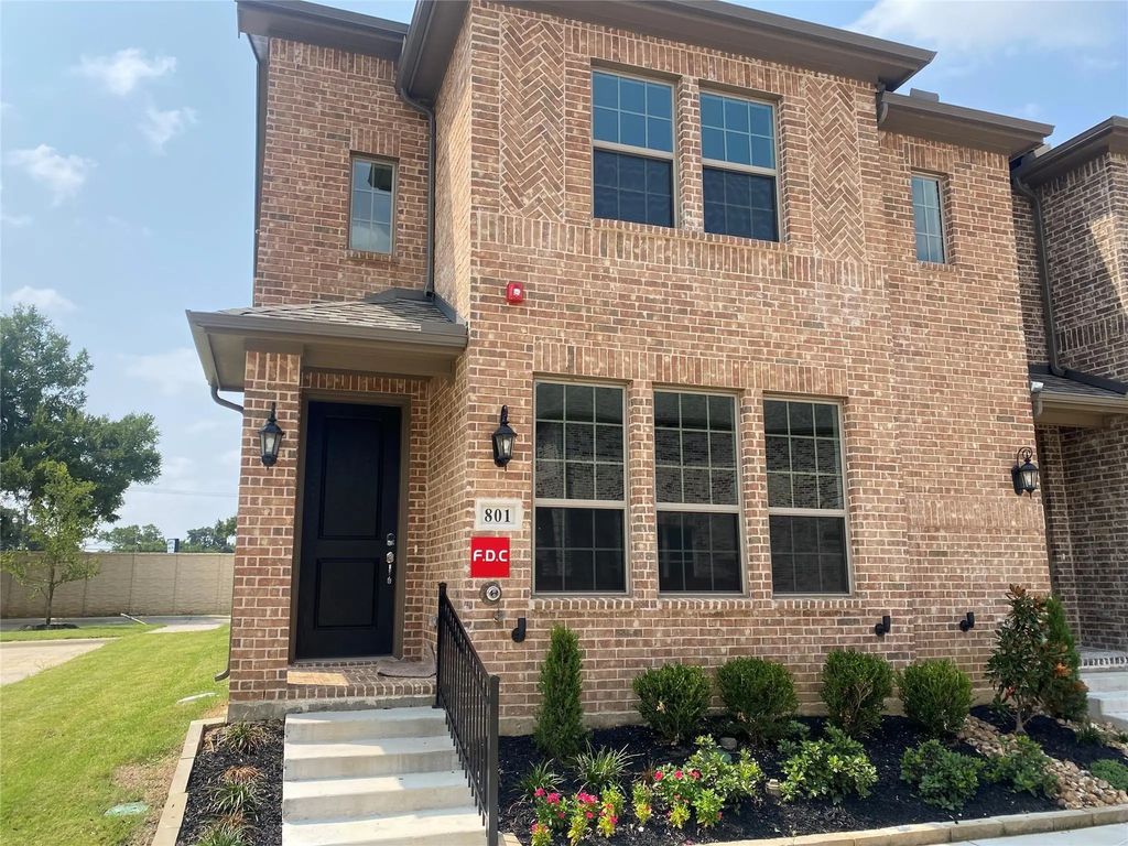 801 Ponds Edge Lane, Euless