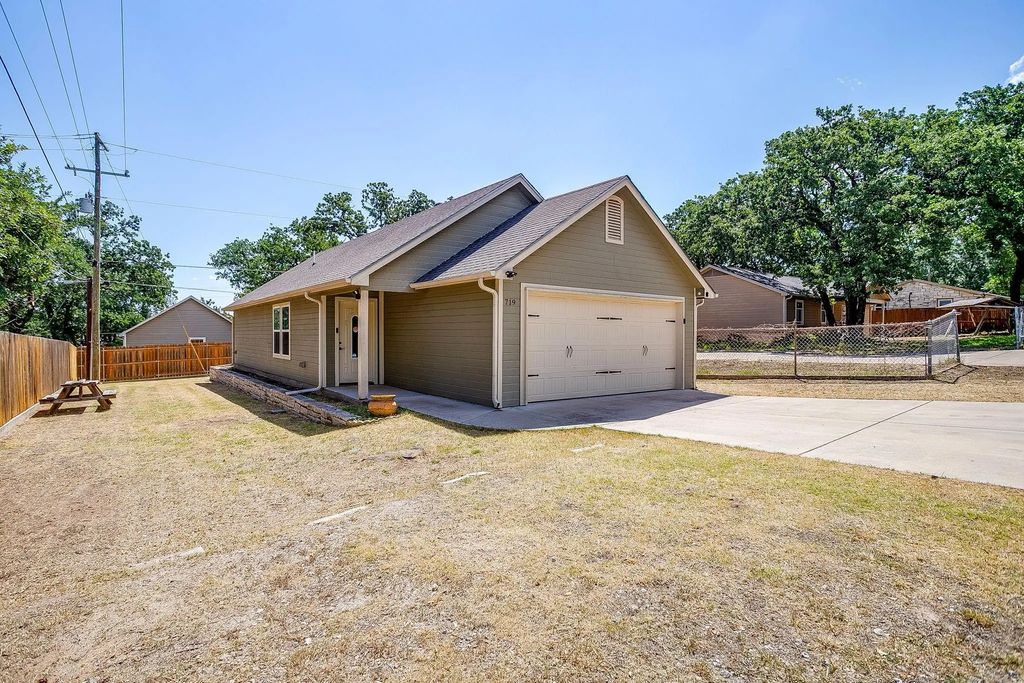 719 Harness Trail, Granbury