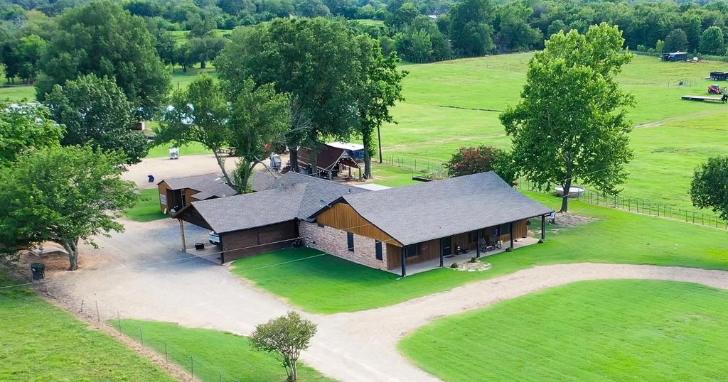 3779 Farm Road 1499, Paris